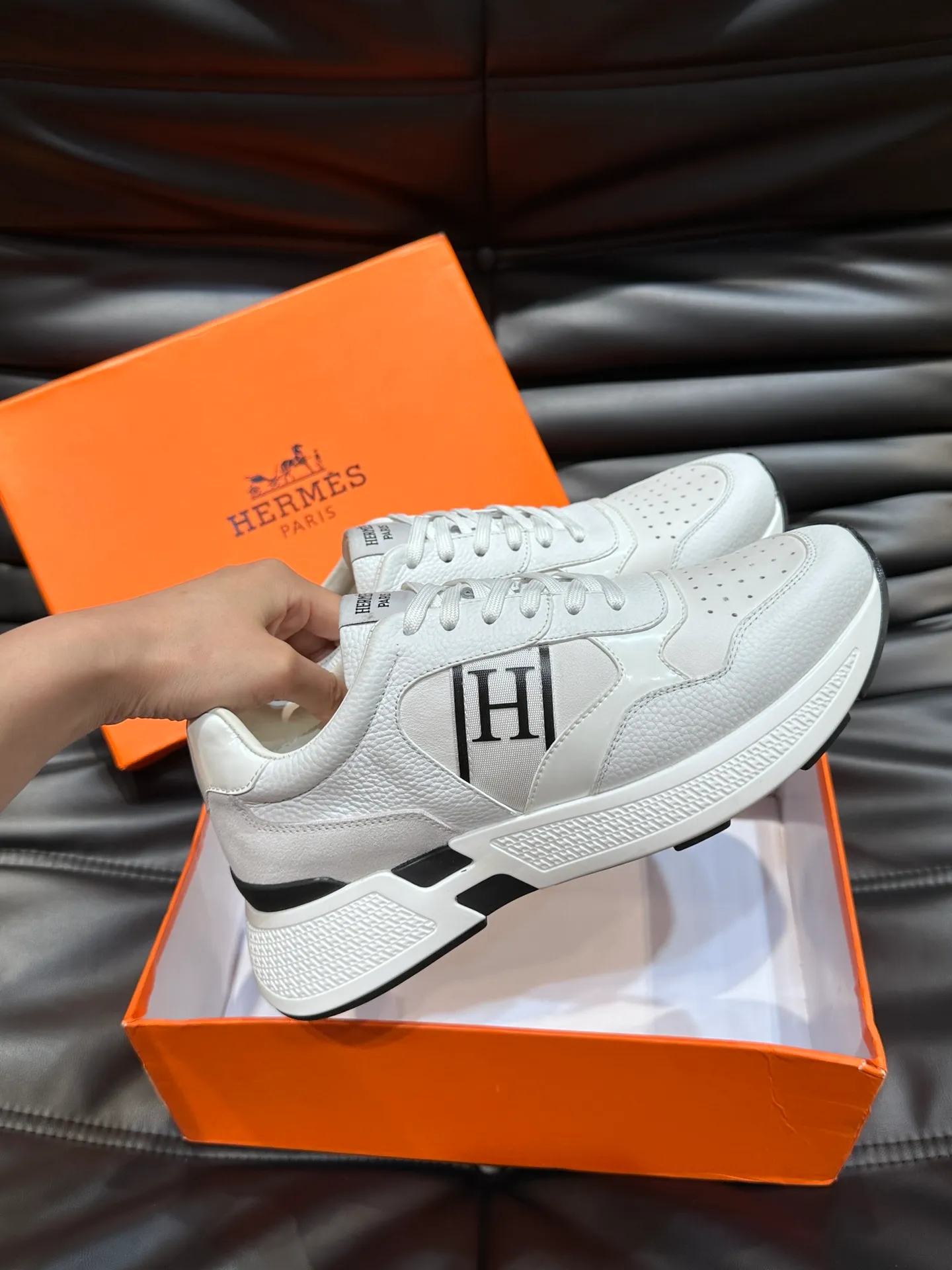 Factory price: 520💰HERMES/Hermes Hugo thick-soled sneakers are casual men's shoes. These sneakers are made of imported first-layer cowhide leather and breathable mesh design. The contrasting color design creates a dynamic and modern shape. The front end of the toe is decorated with natural-color rubber inlays, making it novel and fashionable. The texture is incomparable, with cowhide lining and cowhide foot pads, the upper foot is comfortable and breathable, and the rubber sole is decorated with geometric patterns and iconic "H" details. A very personal one! Size: 39-44 (customized at 38.45)